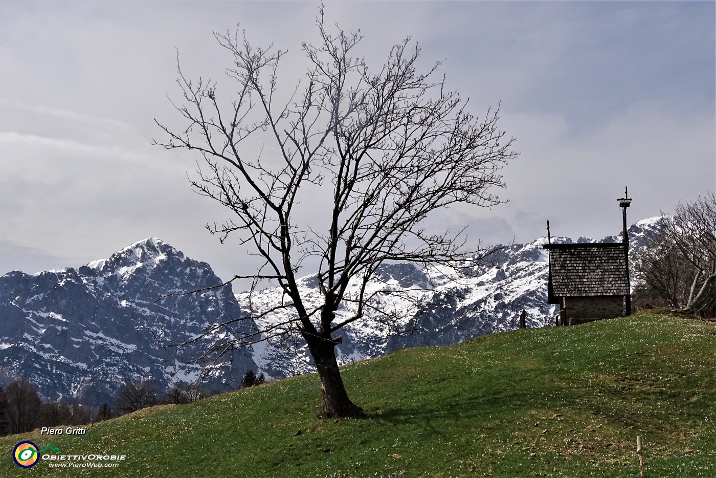 69 Vista verso la cappella con Corna Grande e La Cornetta sullo sfondo.JPG